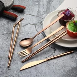 House Of Husk Reisbestek - Reis Bestekset - Chopsticks - Metalen Rietjes Met Borstel - Lepel - Vaatwasserbestendig - RVS - 7 Delig - Rose Goud -Outdoor Camping Shop 1200x1200 572