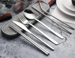 House Of Husk Reisbestek - Reis Bestekset - Chopsticks - Metalen Rietjes Met Borstel - Lepel - Vaatwasserbestendig - RVS - 7 Delig - Zilver 11 House Of Husk Reisbestek - Reis Bestekset - Chopsticks - Metalen Rietjes Met Borstel - Lepel - Vaatwasserbestendig - RVS - 7 Delig - Zilver -Outdoor Camping Shop 1200x940 1