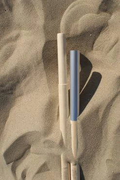 Sunline TOPPER!! Strand Windscherm Kobalt Blauw - Wit - 5 Meter Sterk Dralon Met 2 Delige Stokken 180 Cm -Doekhoogte 140 Cm -Outdoor Camping Shop 804x1200 3